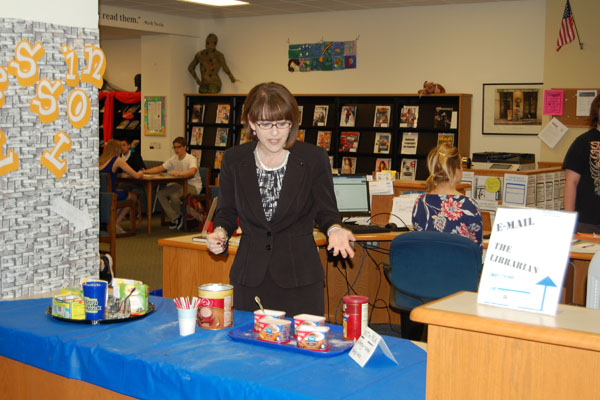 Principal Pam Bylsma helps serve coffee, cocoa, and tea to students for Read-a-Latte.