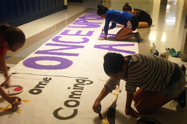 Students paint homecoming murals