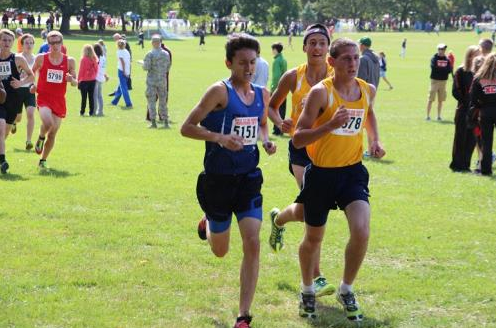 Mateo Nunez running at the Detweiller Invite in Peoria