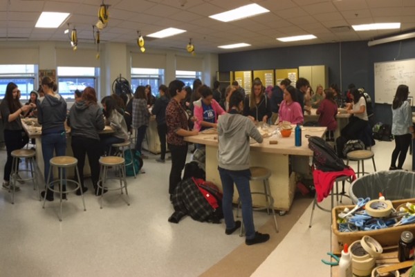 Students packed into the RB art studio at the clubs first meeting.