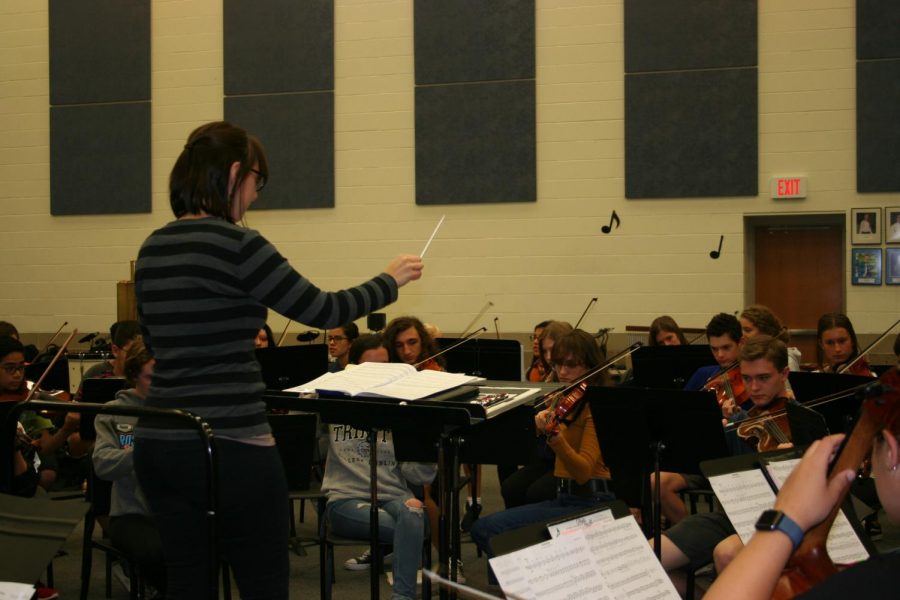 Andrick conducts the Riverside Brookfield Chamber Orchestra during class.