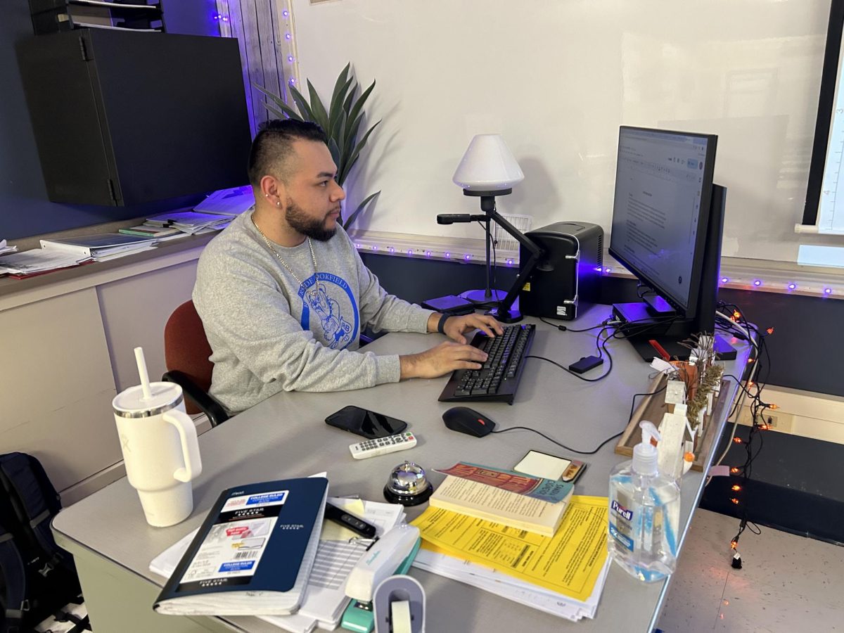 Rubio working at his desk.