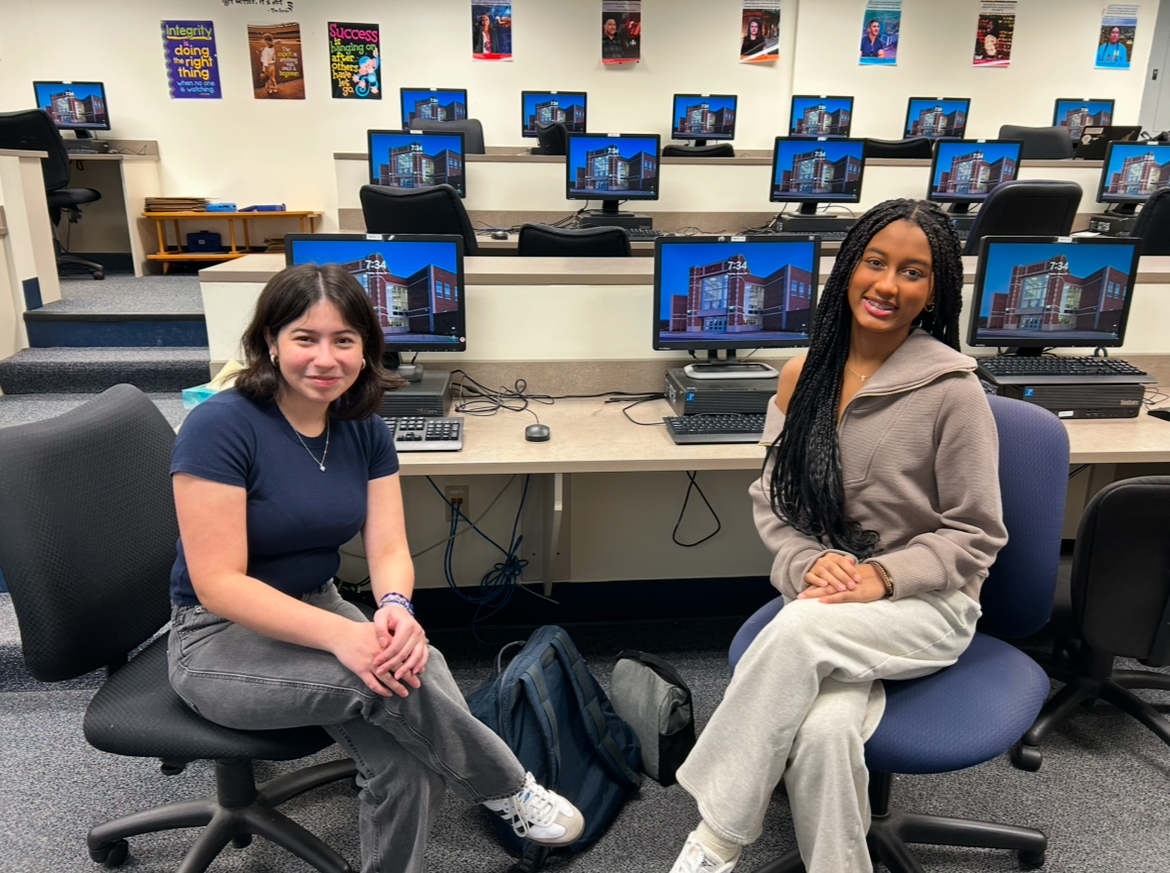 Senior Emma Lopez (left) and junior Eleanor Mendez (right) in computer science classroom. Photo by Sandy Czajka. 